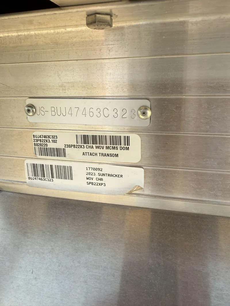 Slide: The Image of Sun Tracker Party Barge 22 DLX 2023 - 10