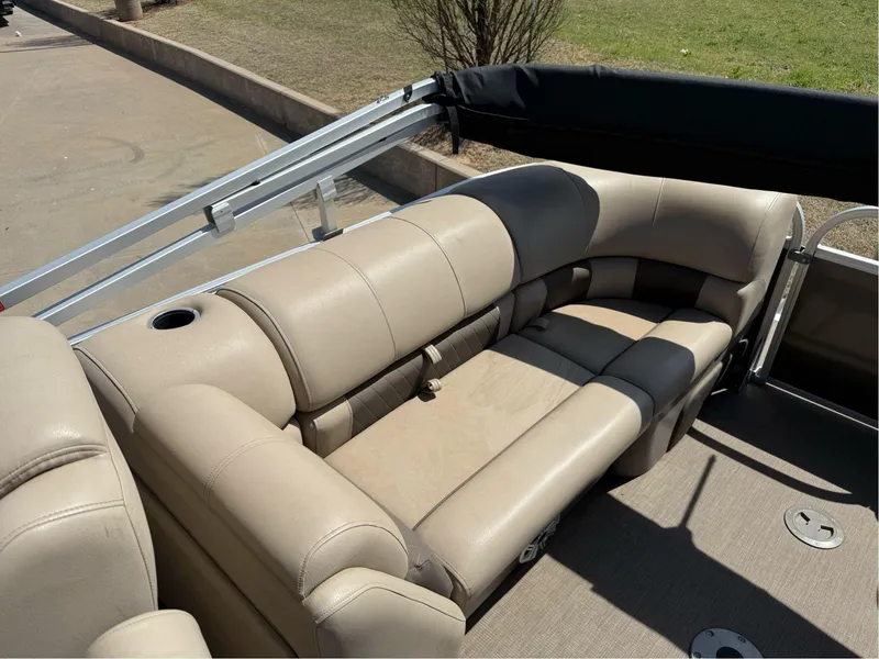 Slide: The Image of Sun Tracker Party Barge 22 DLX 2023 - 12