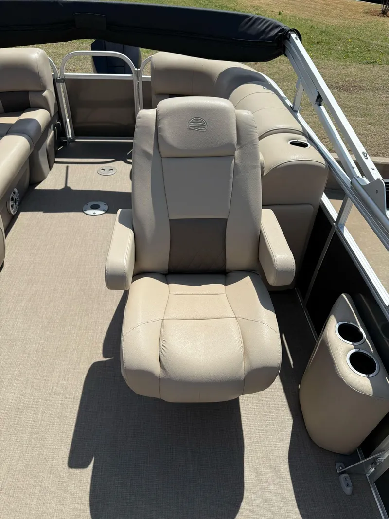 Slide: The Image of Sun Tracker Party Barge 22 DLX 2023 - 14