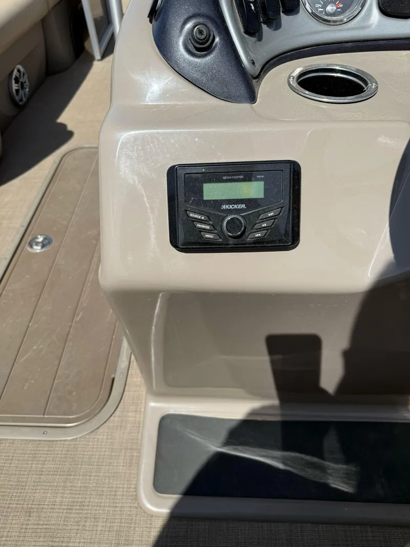 Slide: The Image of Sun Tracker Party Barge 22 DLX 2023 - 15