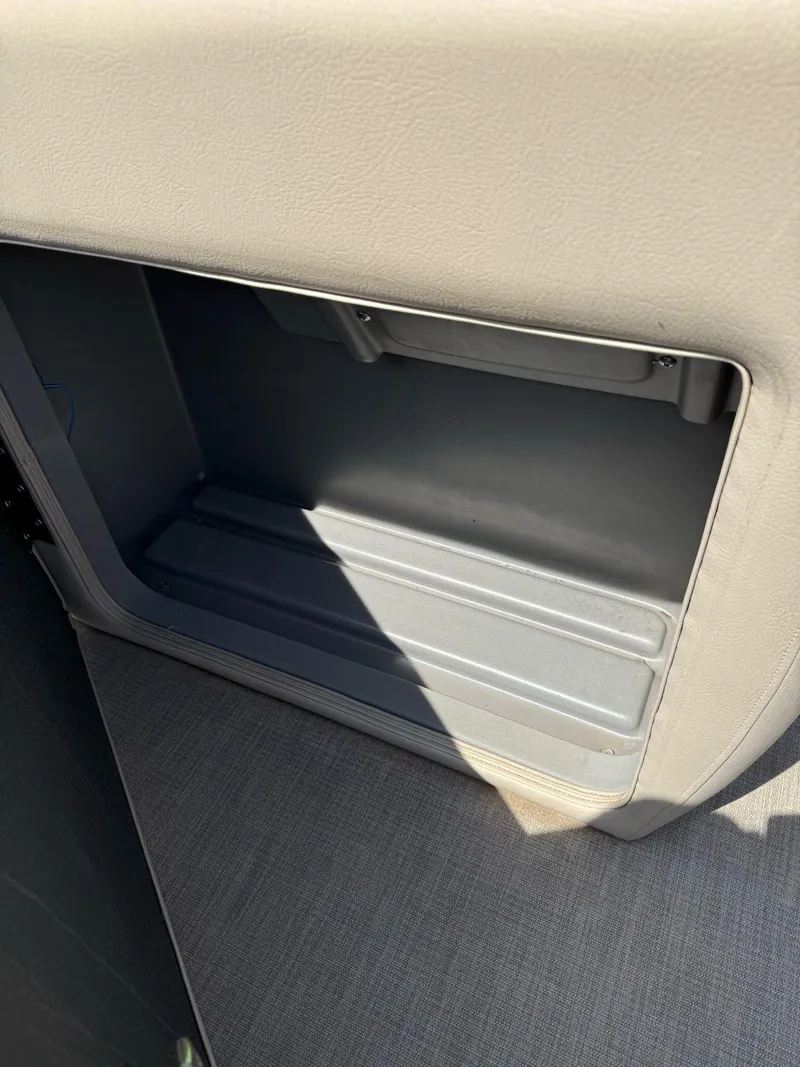 Slide: The Image of Sun Tracker Party Barge 22 DLX 2023 - 17