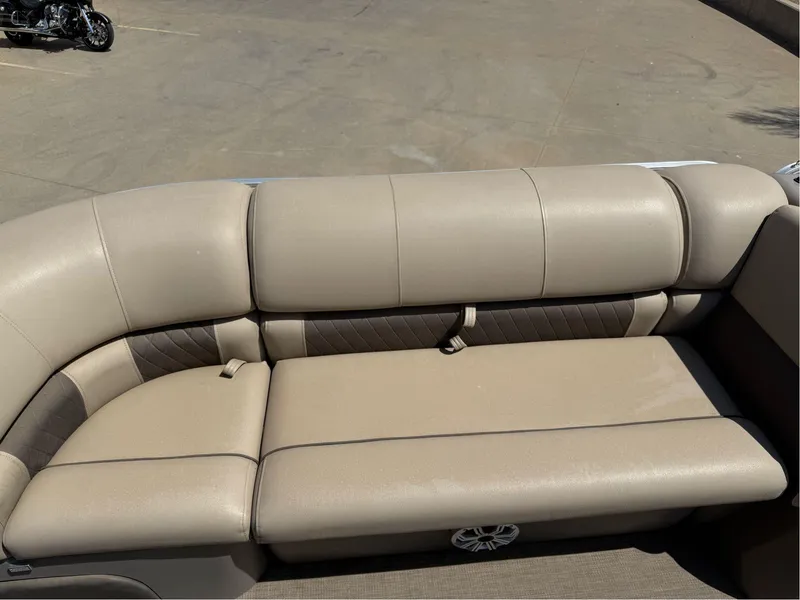 Slide: The Image of Sun Tracker Party Barge 22 DLX 2023 - 19