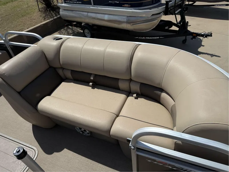 Slide: The Image of Sun Tracker Party Barge 22 DLX 2023 - 20