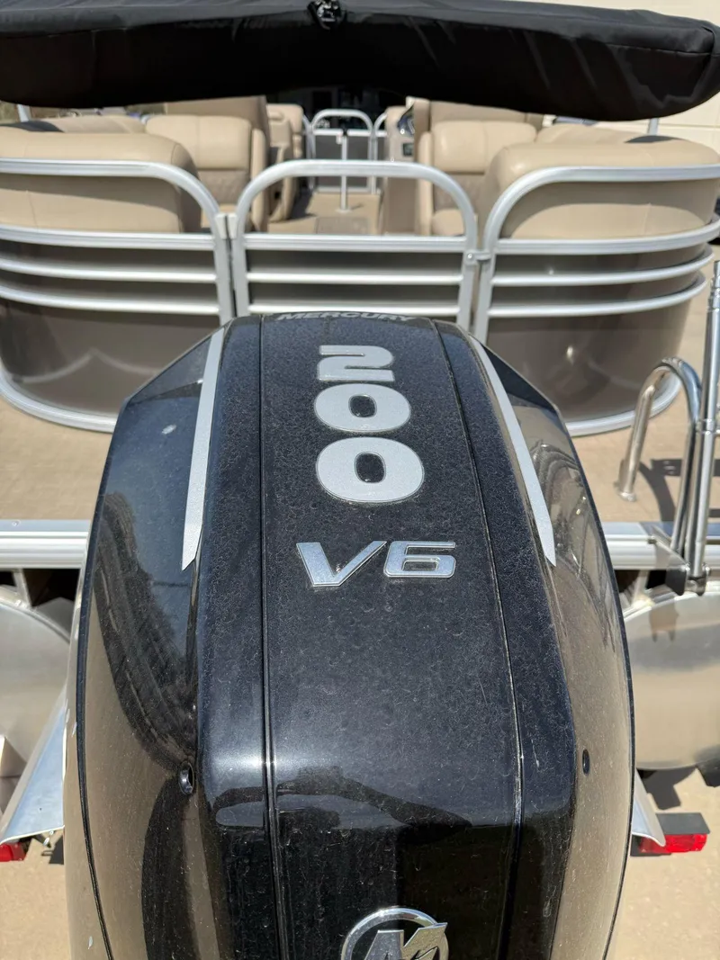 Slide: The Image of Sun Tracker Party Barge 22 DLX 2023 - 23