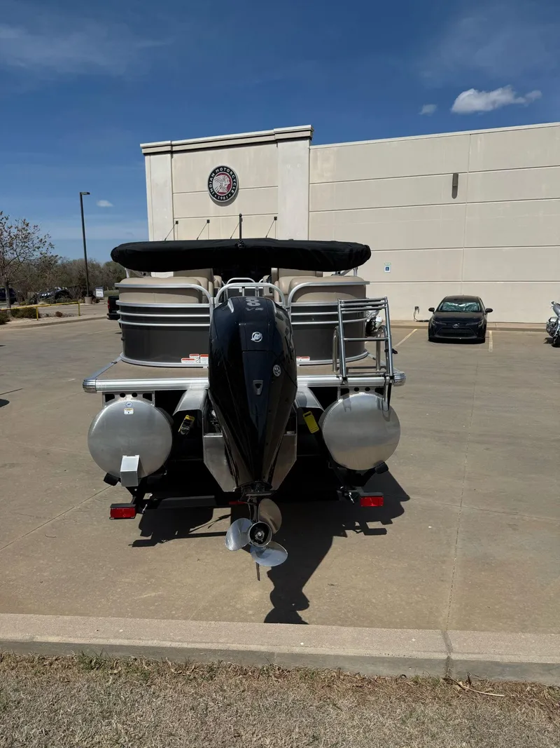 Slide: The Image of Sun Tracker Party Barge 22 DLX 2023 - 7