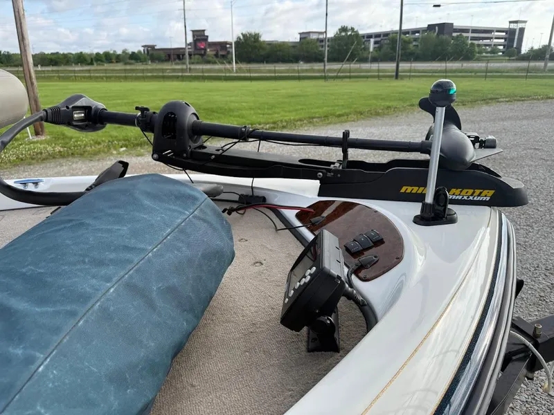 Slide: The Image of 2003 Ranger 185 VS boat with Minn Kota trolling motor on a grassy field. - 3