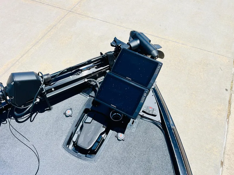 Slide: The Image of 2024 Ranger Z520R boat with advanced navigation equipment on deck. - 15