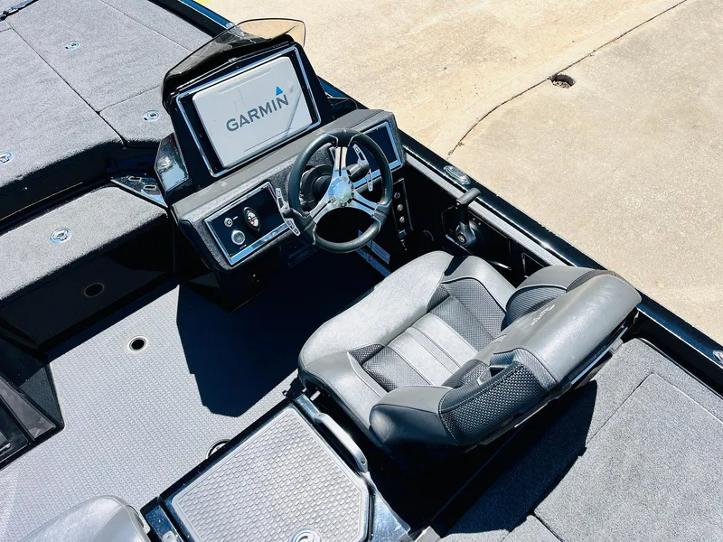 Slide: The Image of 2024 Ranger Z520R boat cockpit with Garmin display and comfortable seating. - 36