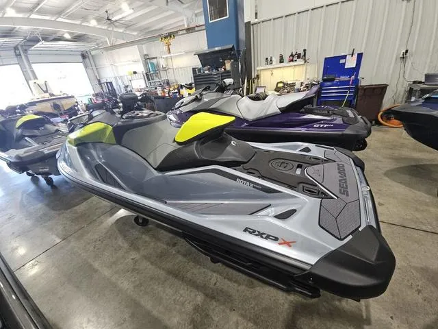 Slide: The Image of Sea-Doo RXP-X™ 325 iBR Ice Metal / Manta Green 2025 - 5