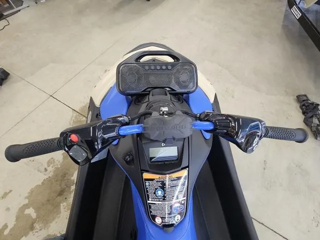 Slide: The Image of Sea-Doo Spark Trixx For 3 Rotax 900 ACE - 90 Ibr A 2025 - 4