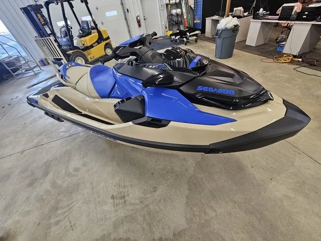 Slide: The Image of Sea-Doo Wake 2025 - 6