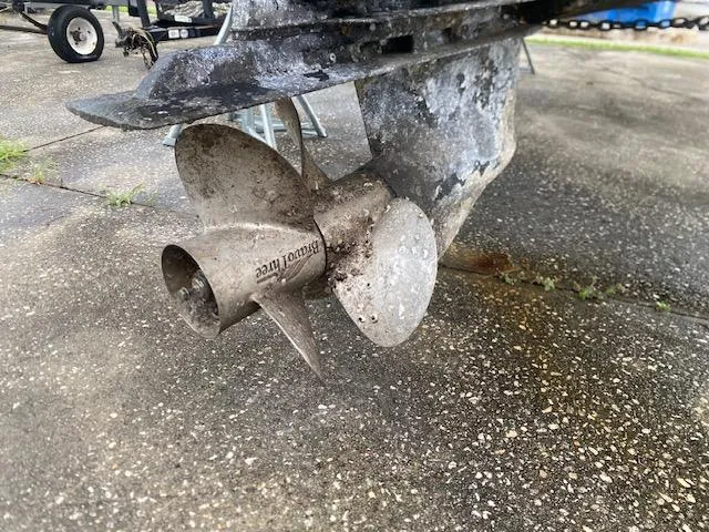Slide: The Image of Propeller of 1998 Bayliner Ciara 2855 boat on concrete surface. - 12