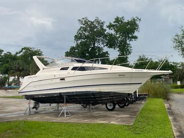 The Image of 1998 Bayliner Ciara 2855 boat on stands, parked outdoors. - 0