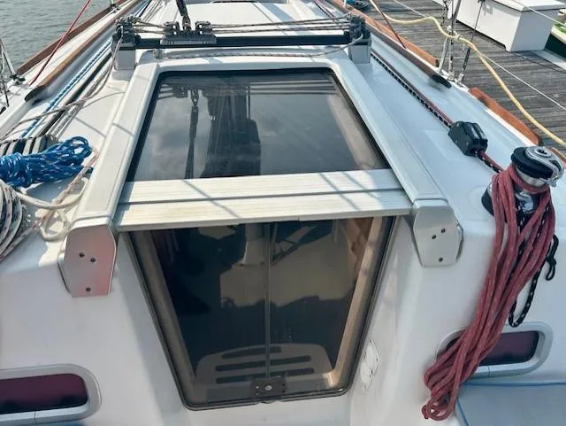 Slide: The Image of 2008 Beneteau Oceanis 31 sailboat deck with hatch and rigging. - 10