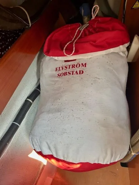 Slide: The Image of Red and white sail bag on Beneteau Oceanis 31, 2008 model. - 19