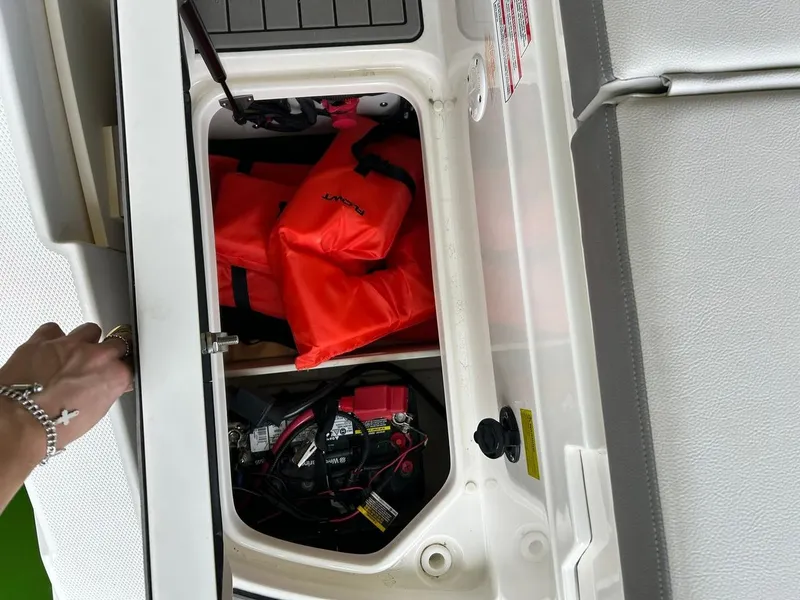 Slide: The Image of Sea Ray SPX 230 2020 - 57