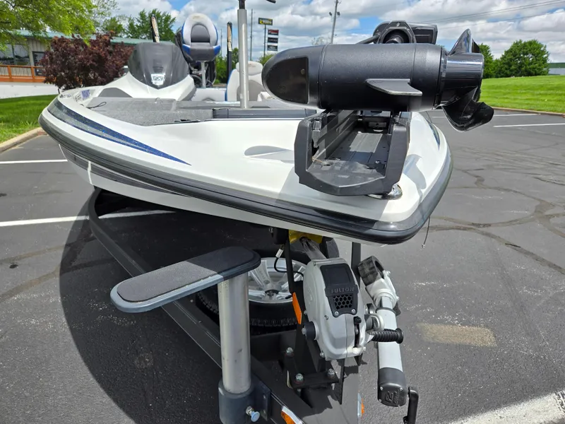 Slide: The Image of 2015 Skeeter FX 20 boat with trolling motor in parking lot. - 6