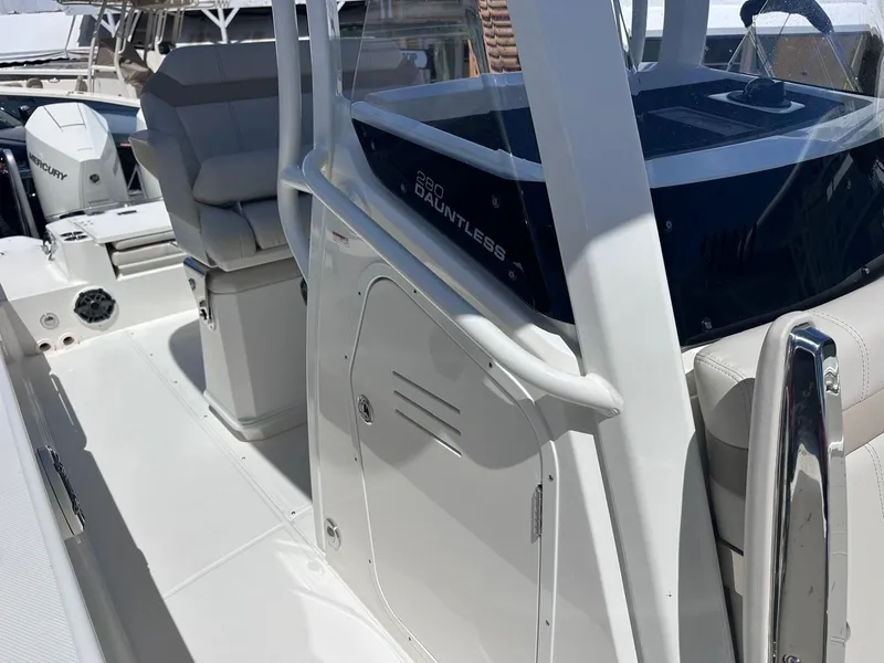 Slide: The Image of Boston Whaler 280 Dauntless 2026 - 22