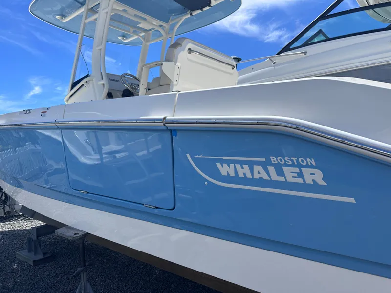 Slide: The Image of Boston Whaler 280 Dauntless 2026 - 35