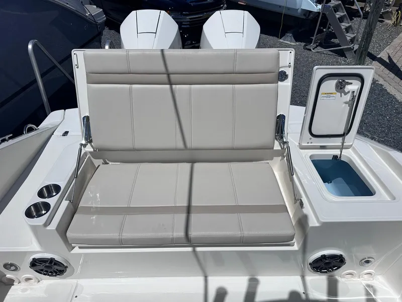 Slide: The Image of Boston Whaler 280 Dauntless 2026 - 38