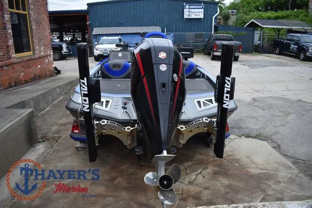 Slide: The Image of 2021 Ranger Z521L boat with Talon anchors at Thayer's Marine dealership. - 4