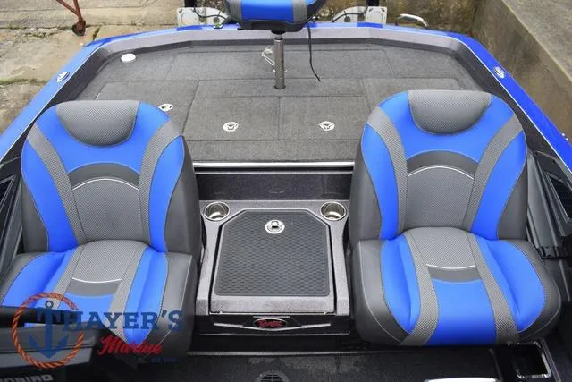 Slide: The Image of 2021 Ranger Z521L boat interior with blue and gray seats, featuring a central console. - 41