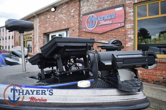 Slide: The Image of 2021 Ranger Z521L boat with Humminbird electronics at Thayer's Marine. - 9