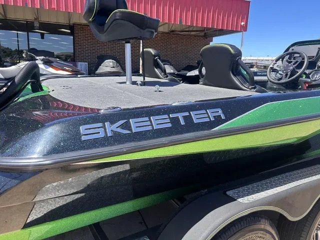 Slide: The Image of Skeeter ZXR20 2022 - 10