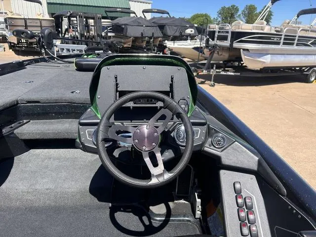 Slide: The Image of Skeeter ZXR20 2022 - 11