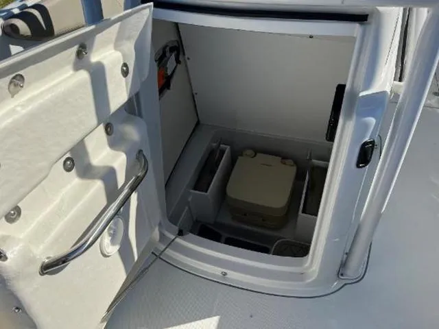 Slide: The Image of Finseeker 220 CC 2023 - 18