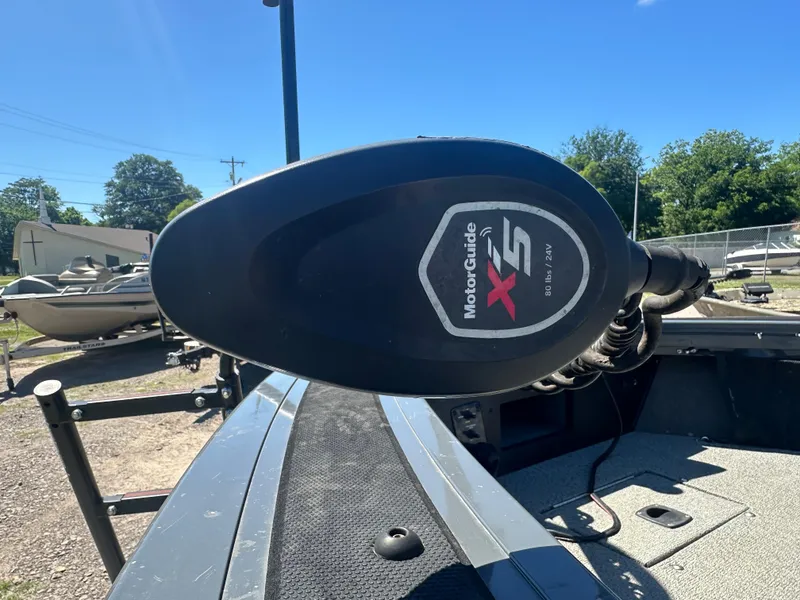 Slide: The Image of 2018 Tracker Targa V-19 WT boat with MotorGuide X5 trolling motor. - 14