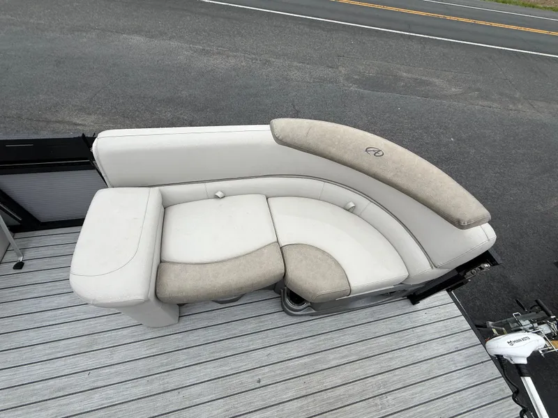 Slide: The Image of 2020 Avalon 2585 Catalina boat seating, tri-toon high performance, beige and white upholstery. - 21