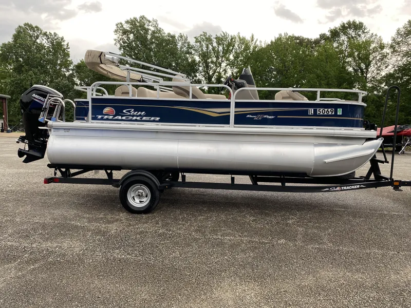 Slide: The Image of Sun Tracker Bass Buggy 18 DLX 2023 - 10