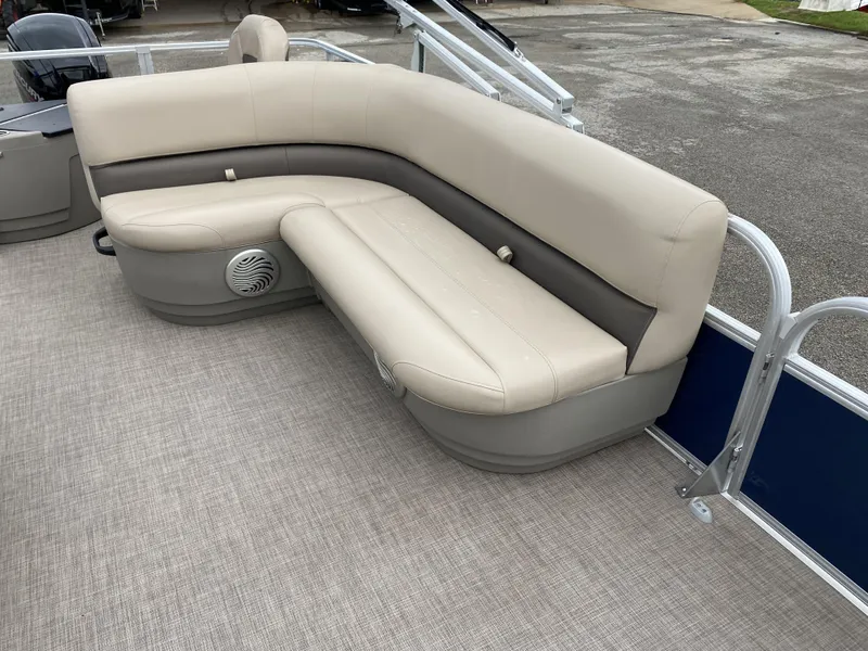 Slide: The Image of Sun Tracker Bass Buggy 18 DLX 2023 - 11