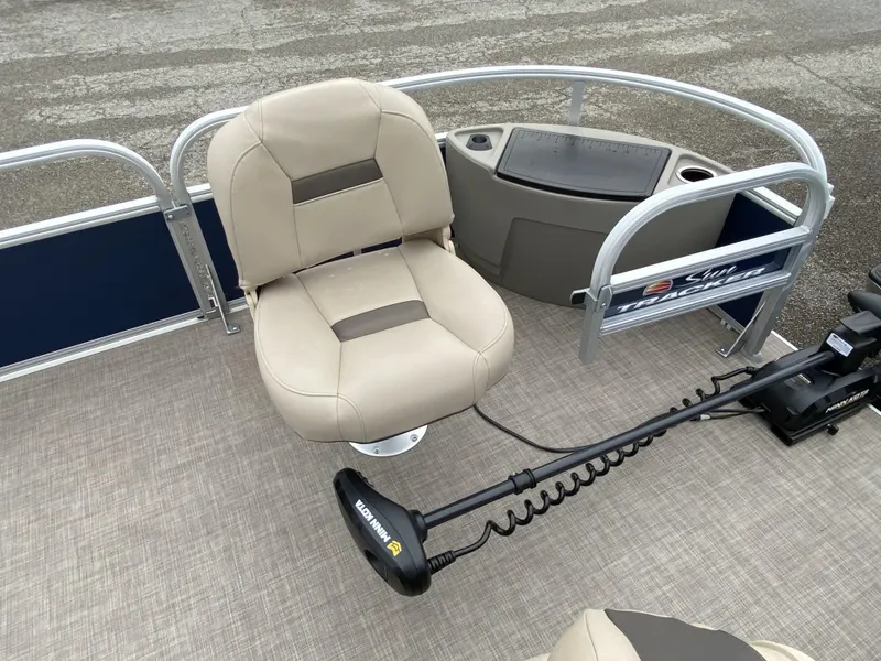 Slide: The Image of Sun Tracker Bass Buggy 18 DLX 2023 - 15