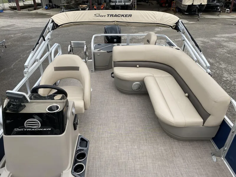 Slide: The Image of Sun Tracker Bass Buggy 18 DLX 2023 - 4