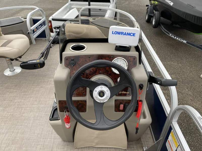 Slide: The Image of Sun Tracker Bass Buggy 18 DLX 2023 - 6