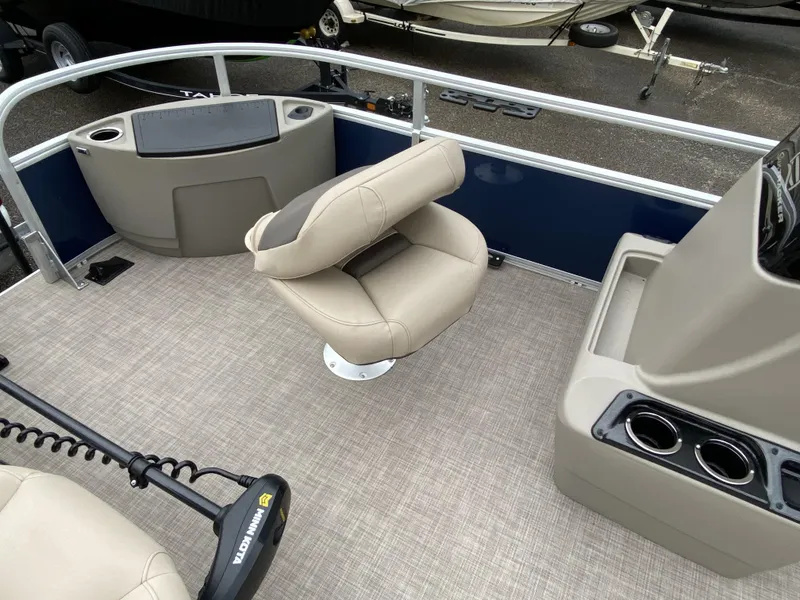 Slide: The Image of Sun Tracker Bass Buggy 18 DLX 2023 - 7