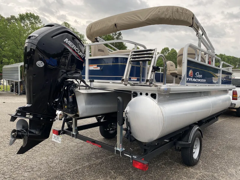 Slide: The Image of Sun Tracker Bass Buggy 18 DLX 2023 - 9