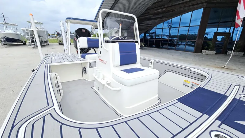 Slide: The Image of Mako Pro Skiff 18 Patriot Edition 2025 - 8