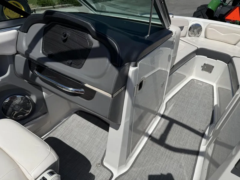 Slide: The Image of Chaparral 216 SSi 2017 - 6