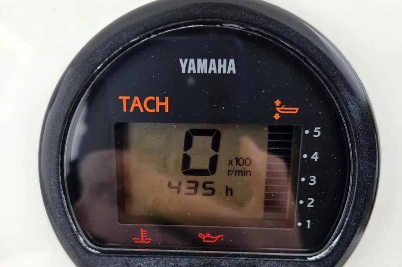 Slide: The Image of Yamaha tachometer displaying 435 hours on a 2005 Regulator 32 Forward Seating boat. - 18