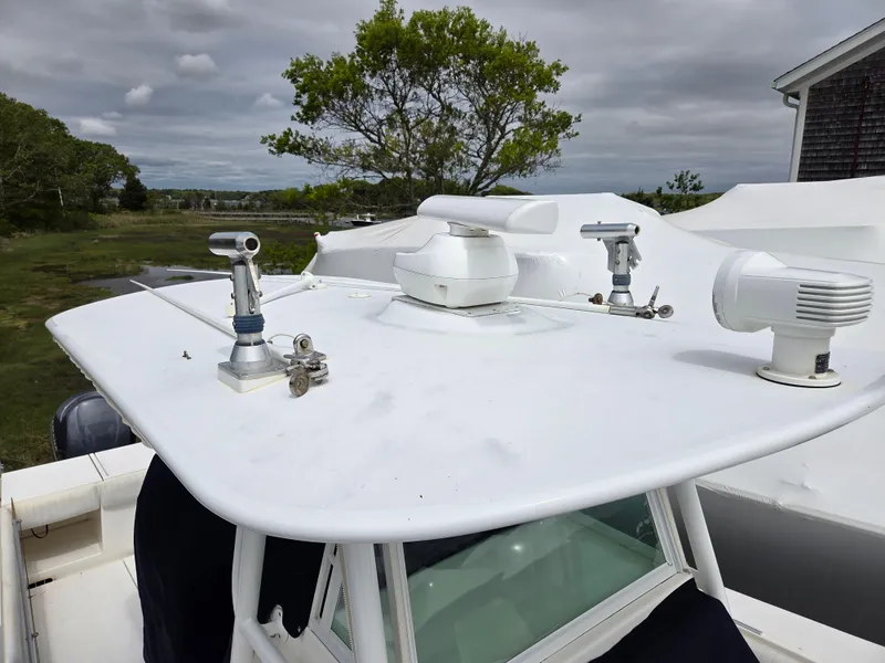 Slide: The Image of 2005 Regulator 32 Forward Seating boat with radar and antennas on the roof. - 9