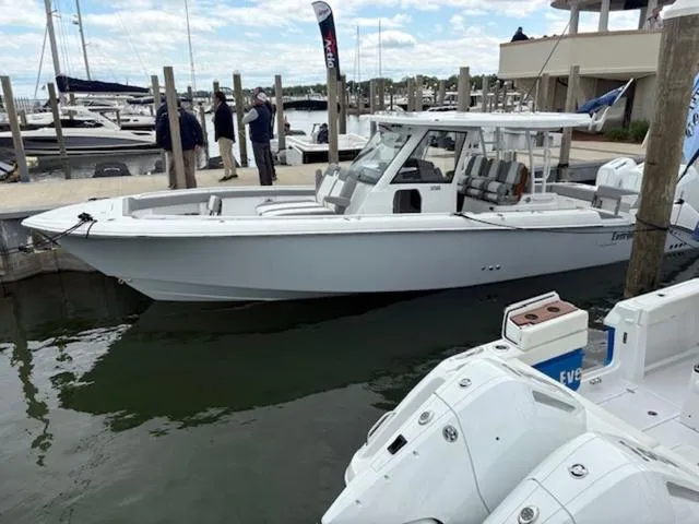 The Image of Everglades 375 Center Console 2025 - 1
