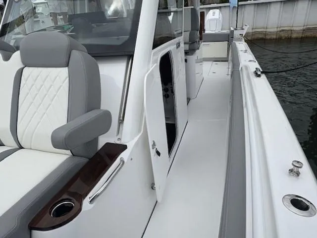 Slide: The Image of Everglades 375 Center Console 2025 - 13