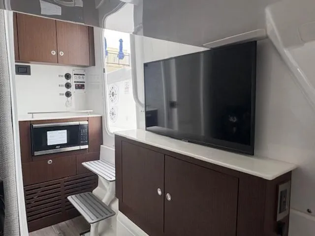 Slide: The Image of Everglades 375 Center Console 2025 - 18