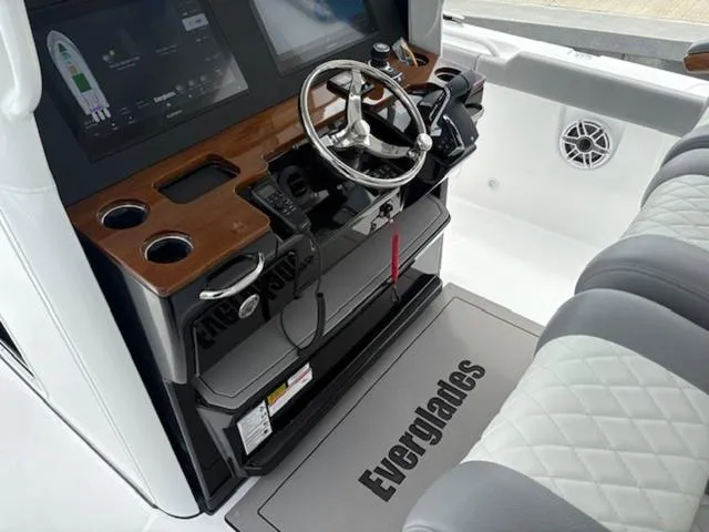 Slide: The Image of Everglades 375 Center Console 2025 - 9