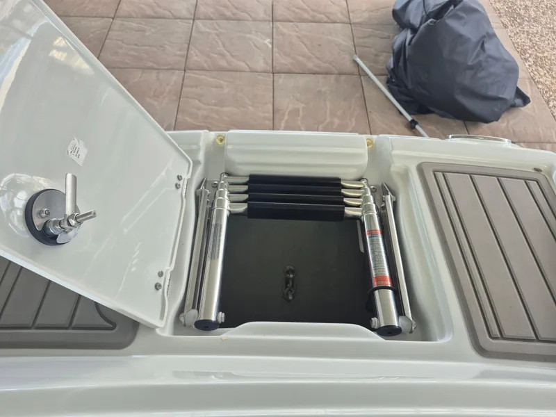 Slide: The Image of Crownline Boats Eclipse E255 2022 - 36