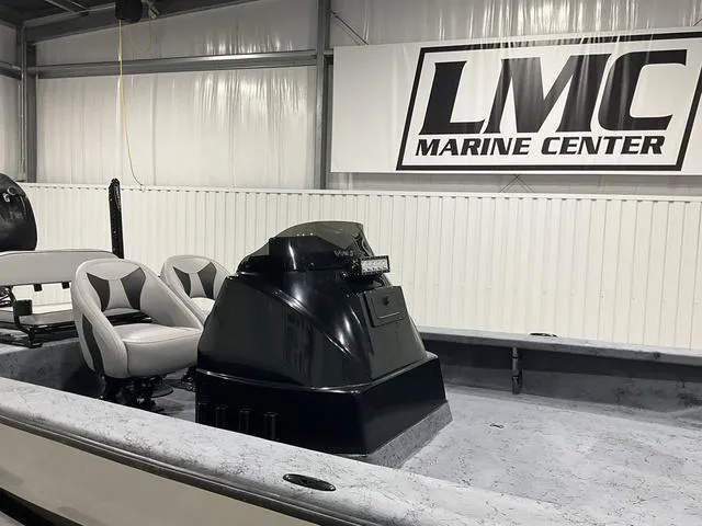 Slide: The Image of 2016 Haynie 25 Magnum boat interior at LMC Marine Center. - 9