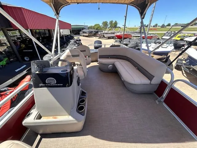 Slide: The Image of Sun Tracker Bass Buggy 18 DLX 2023 - 10